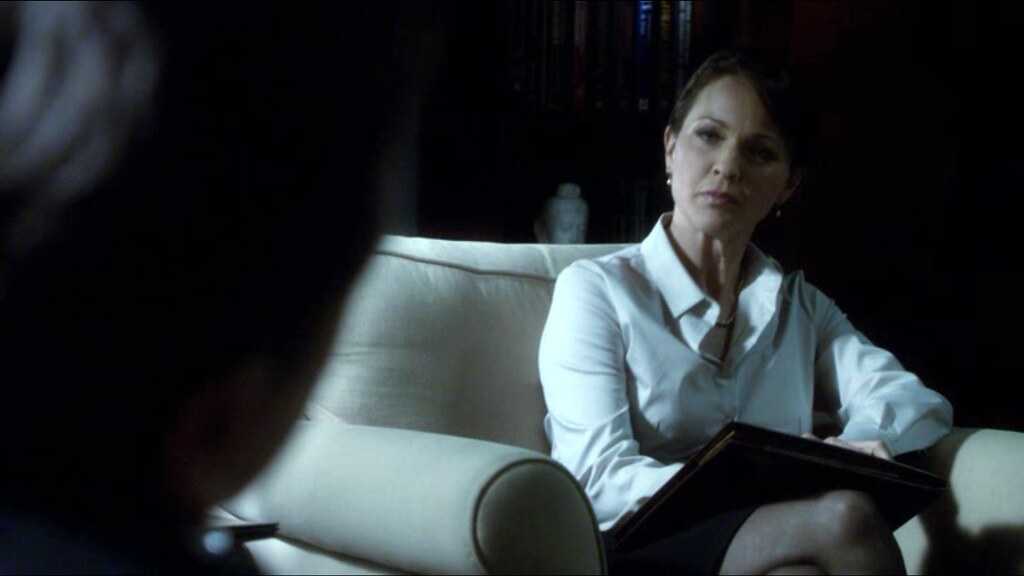 Psychologist Foster (actor: Kelli Williams) with Buddha (statue in white), her old office at the Pentagon, interviewing